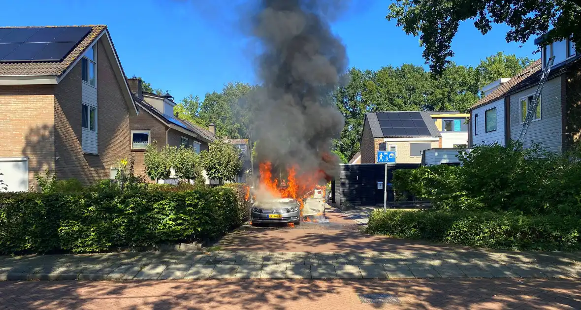 Felle autobrand slaat over naar heg - Foto 2