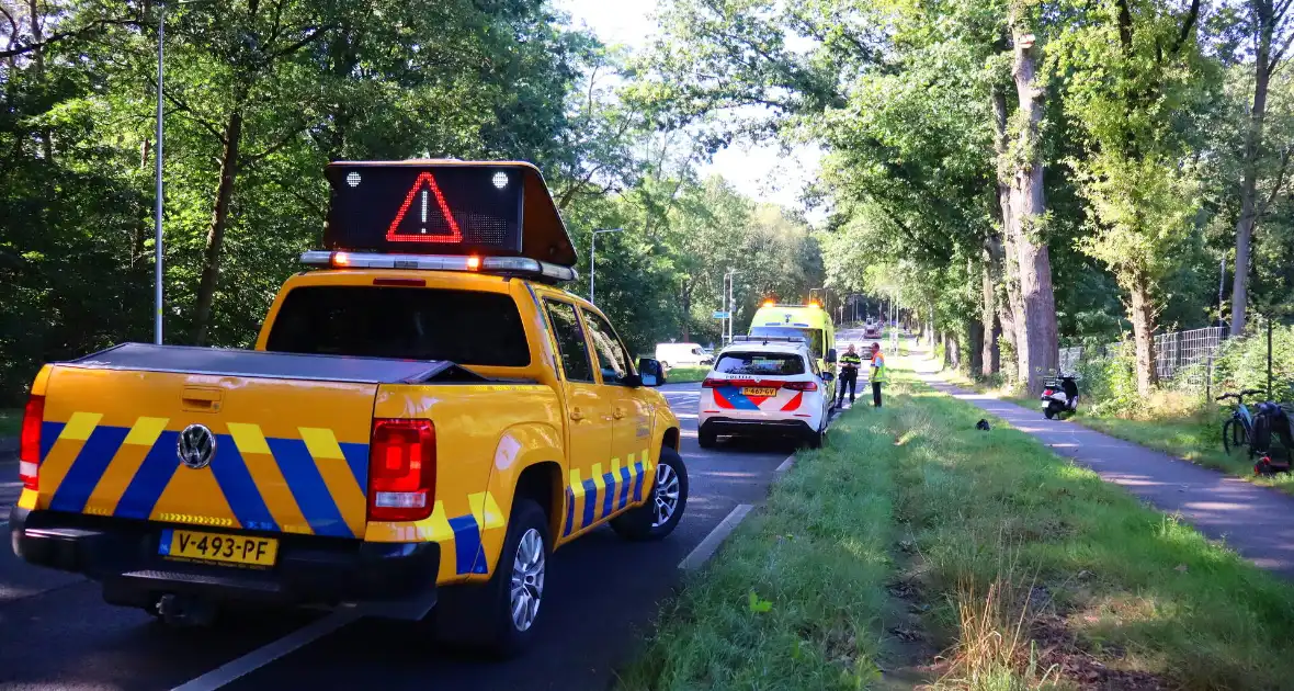 Opzittenden snorfiets ten val bij eenzijdig ongeval