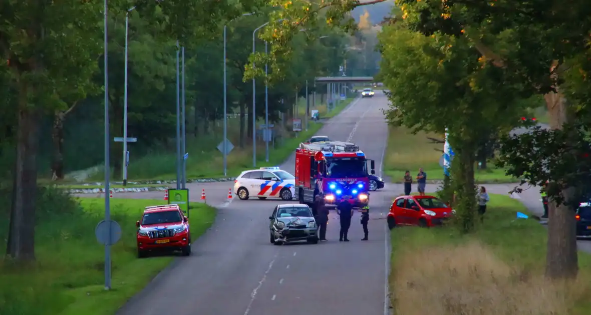 Meerdere auto's in botsing op kruispunt