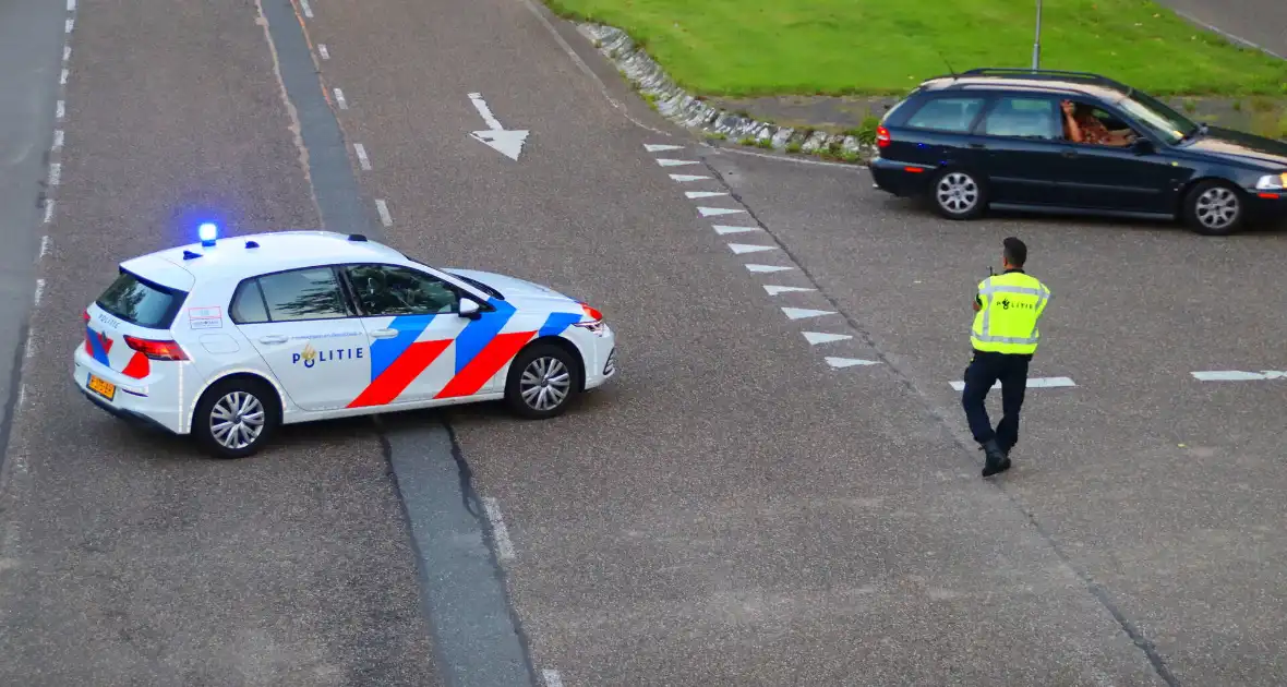 Meerdere auto's in botsing op kruispunt - Foto 2