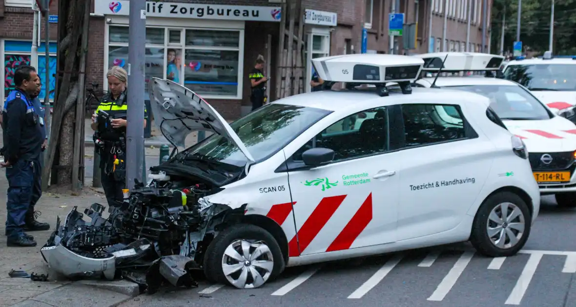 Scanauto gemeente klapt tegen lantaarnpaal na botsing