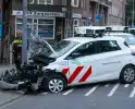 Scanauto gemeente klapt tegen lantaarnpaal na botsing