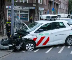 Scanauto gemeente klapt tegen lantaarnpaal na botsing