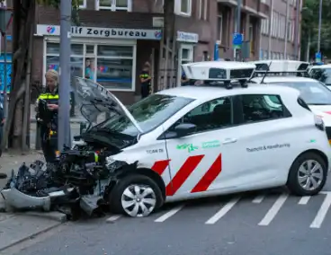 Scanauto gemeente klapt tegen lantaarnpaal na botsing