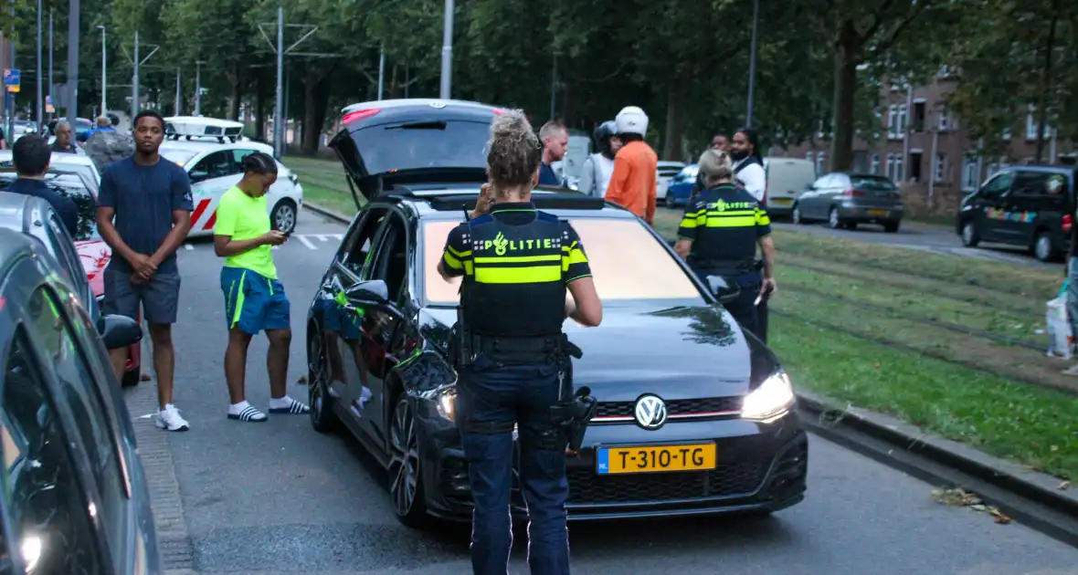 Scanauto gemeente klapt tegen lantaarnpaal na botsing - Foto 2