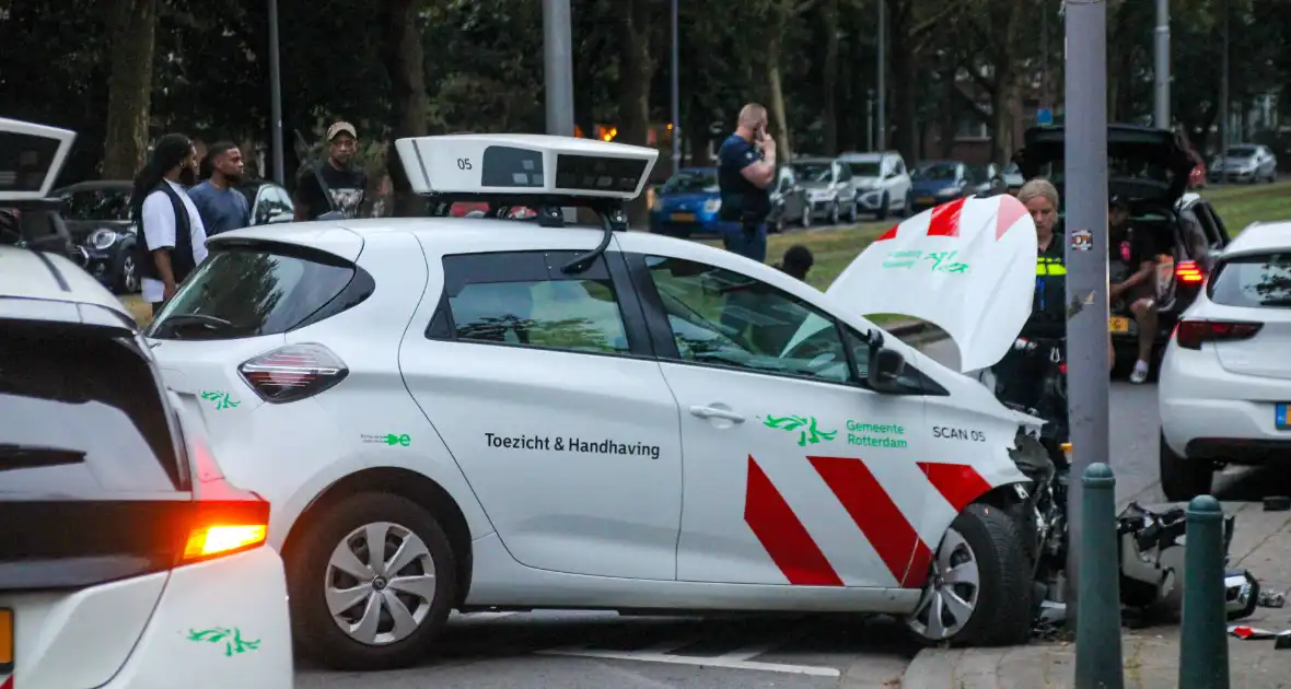 Scanauto gemeente klapt tegen lantaarnpaal na botsing - Foto 3