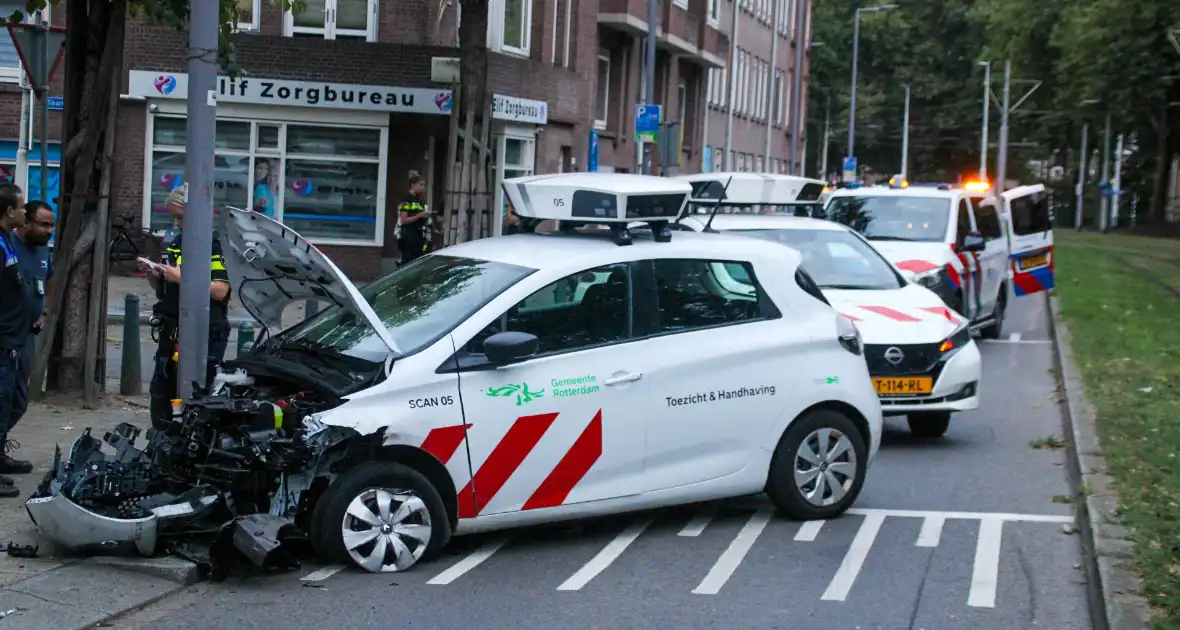 Scanauto gemeente klapt tegen lantaarnpaal na botsing - Foto 4