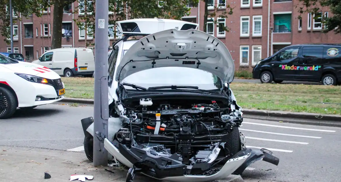 Scanauto gemeente klapt tegen lantaarnpaal na botsing - Foto 5