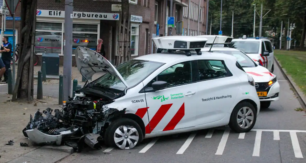 Scanauto gemeente klapt tegen lantaarnpaal na botsing - Foto 6