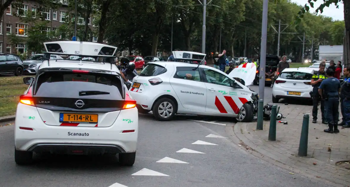 Scanauto gemeente klapt tegen lantaarnpaal na botsing - Foto 8