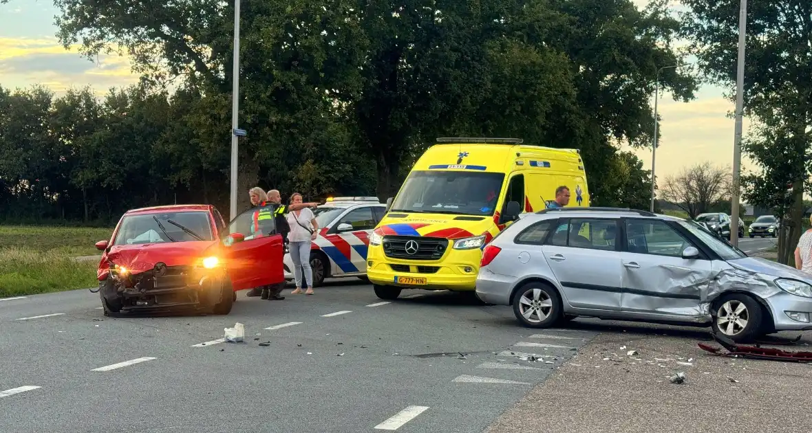 Twee gewonden nadat auto's op elkaar klappen