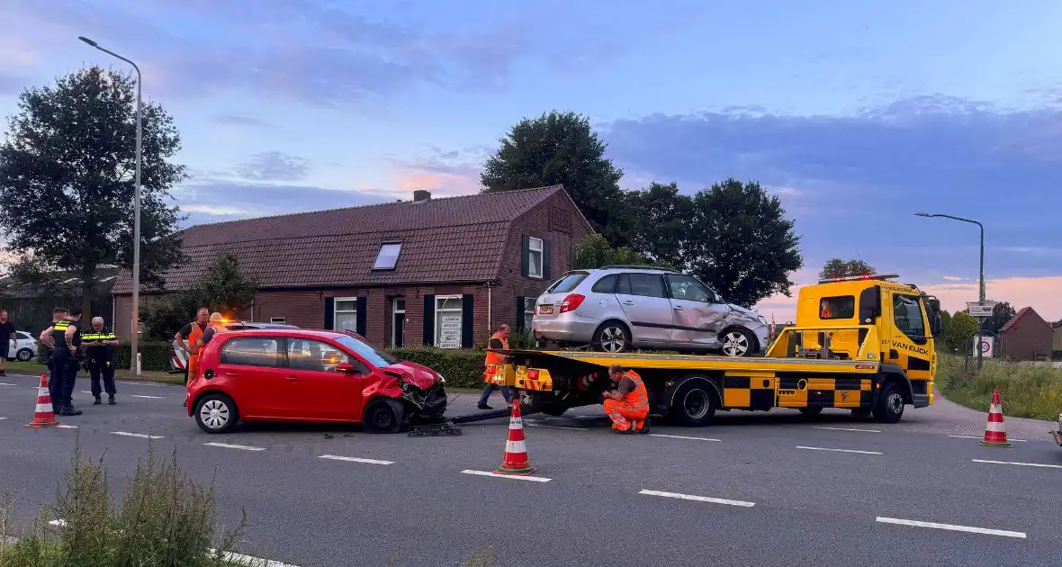 Twee gewonden nadat auto's op elkaar klappen - Foto 1