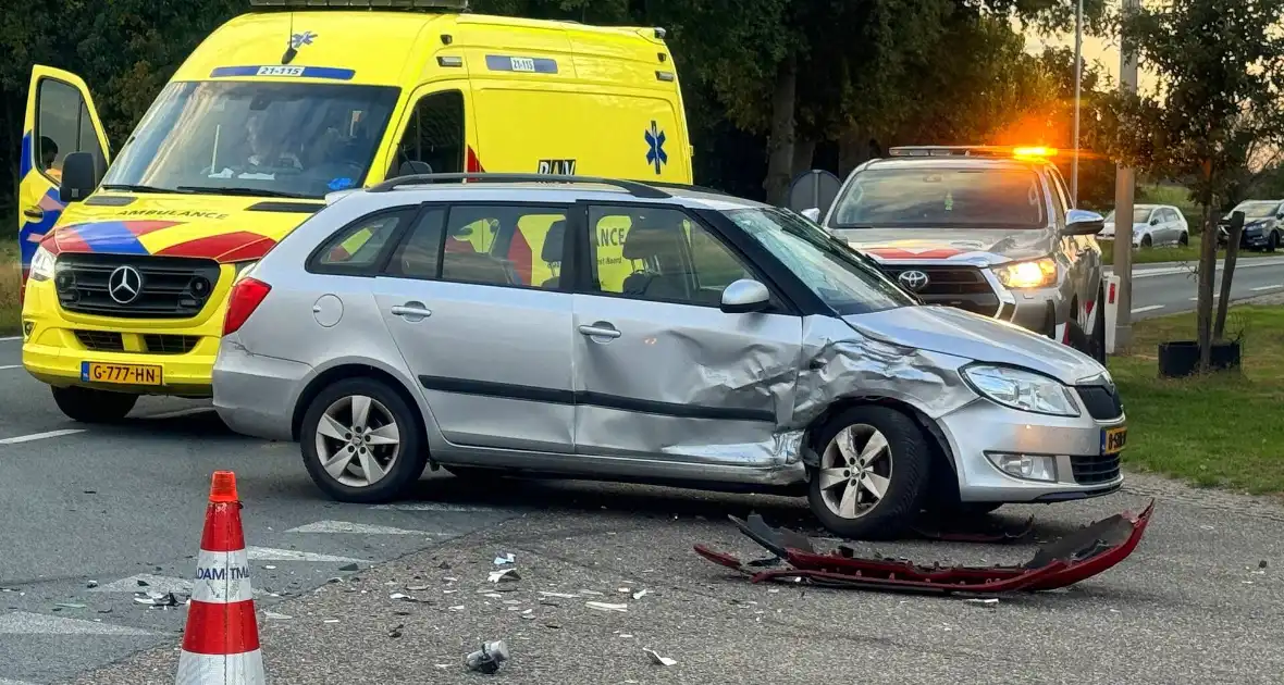 Twee gewonden nadat auto's op elkaar klappen - Foto 2