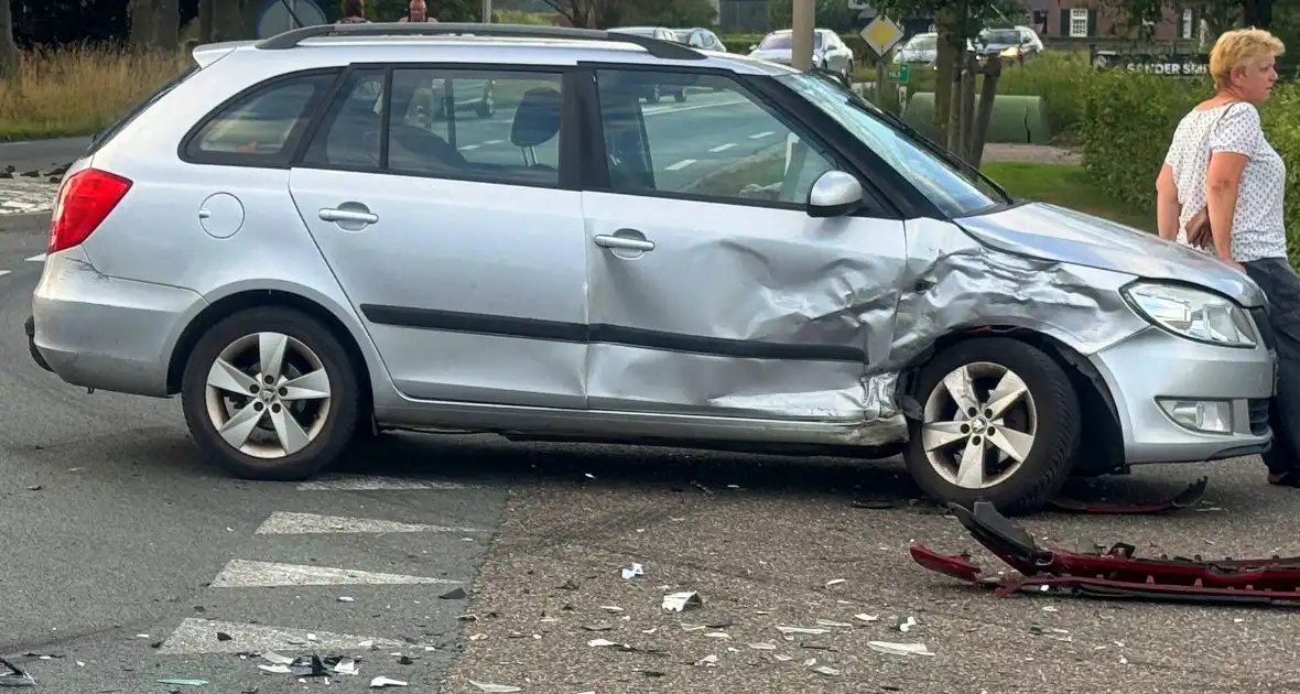 Twee gewonden nadat auto's op elkaar klappen - Foto 3