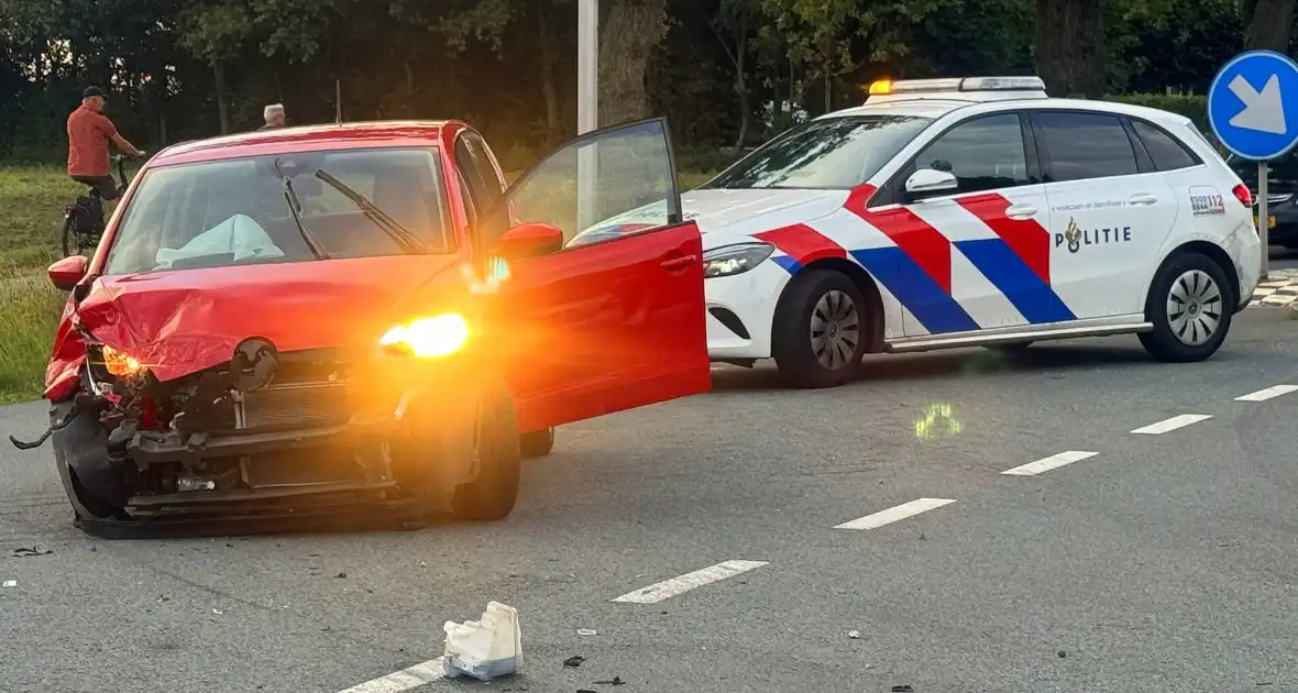 Twee gewonden nadat auto's op elkaar klappen - Foto 4