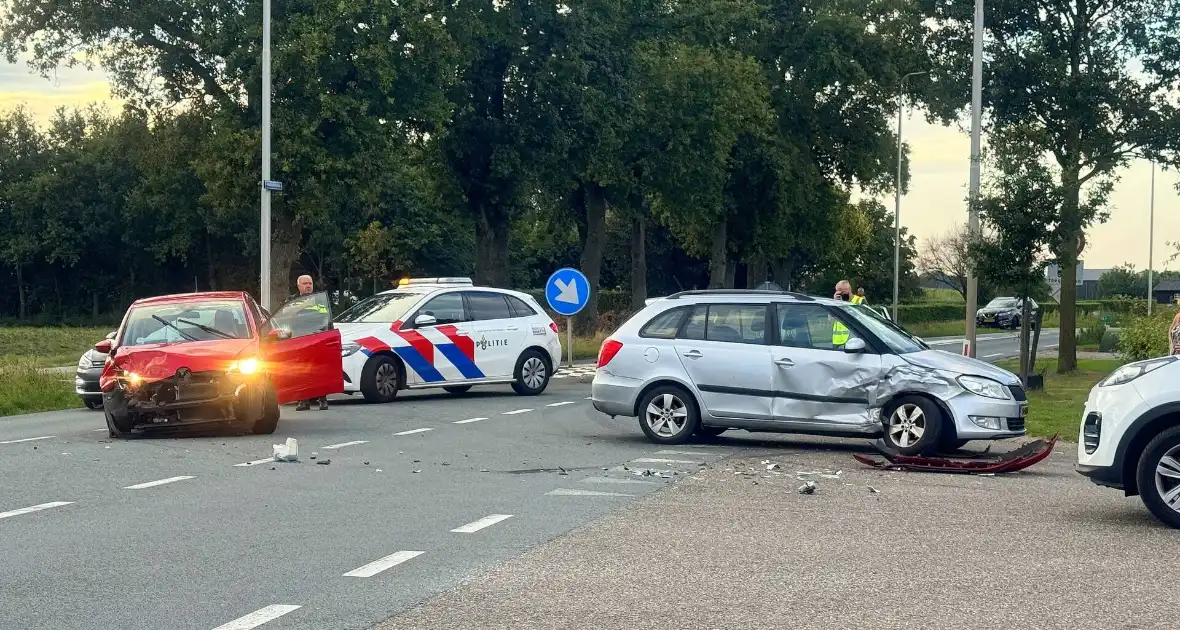 Twee gewonden nadat auto's op elkaar klappen - Foto 5