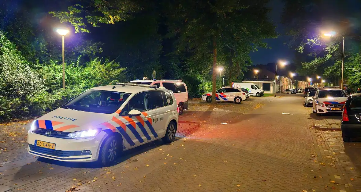 Politie zoekt persoon op begraafplaats - Foto 1