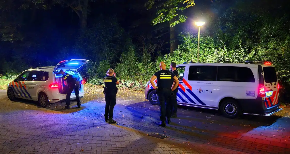 Politie zoekt persoon op begraafplaats - Foto 2