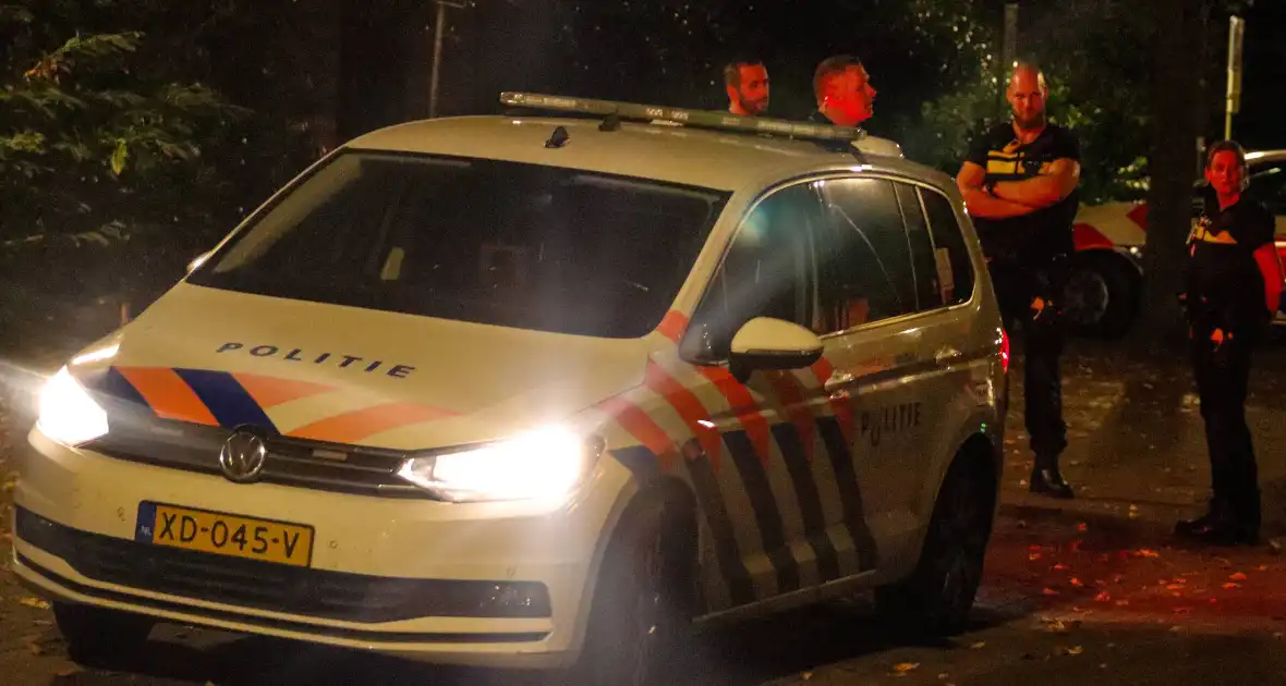 Politie zoekt persoon op begraafplaats - Foto 3