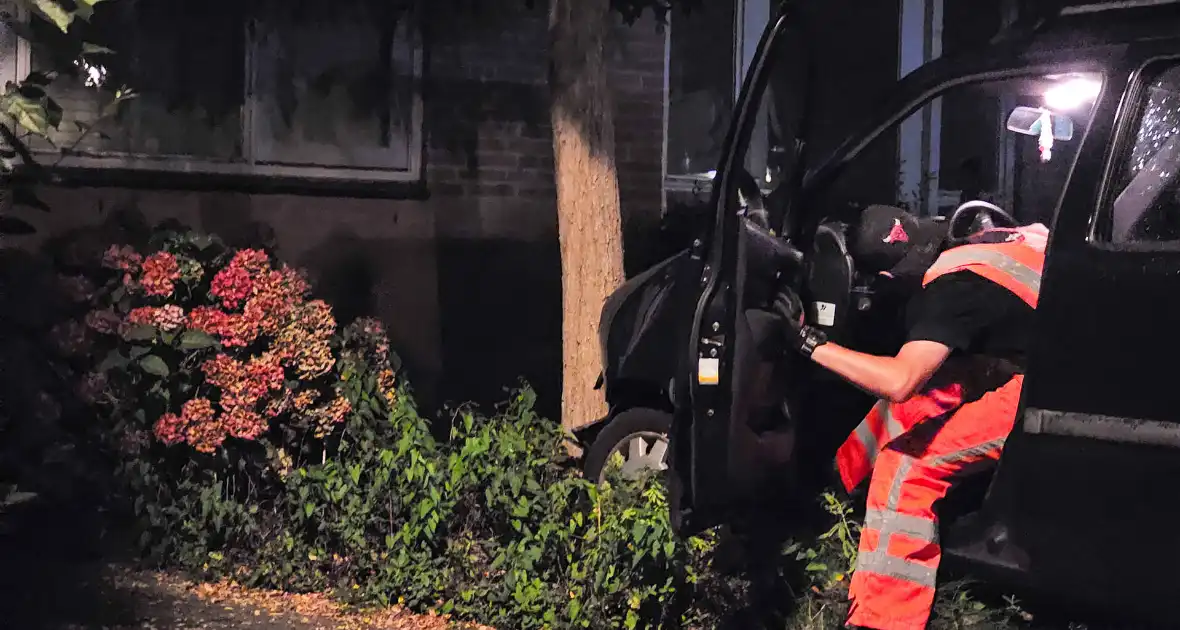 Vlucht voor politie eindigt tegen boom - Foto 3