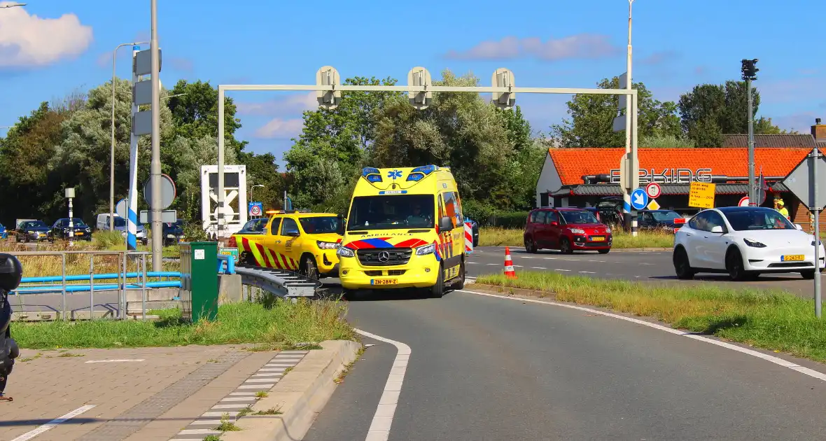 Twee voertuigen botsen op achterop elkaar