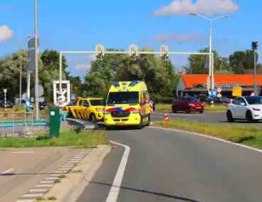 Twee voertuigen botsen op achterop elkaar