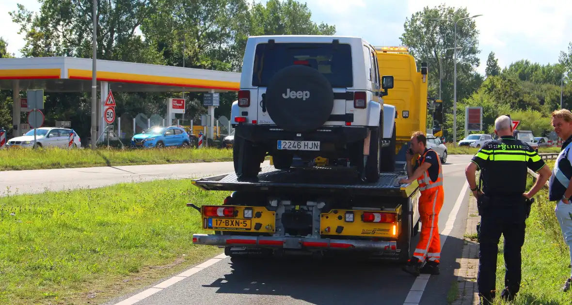 Twee voertuigen botsen op achterop elkaar, bushalte tijdelijk afgesloten - Foto 1