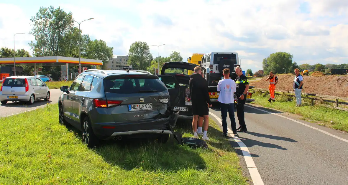 Twee voertuigen botsen op achterop elkaar, bushalte tijdelijk afgesloten - Foto 2