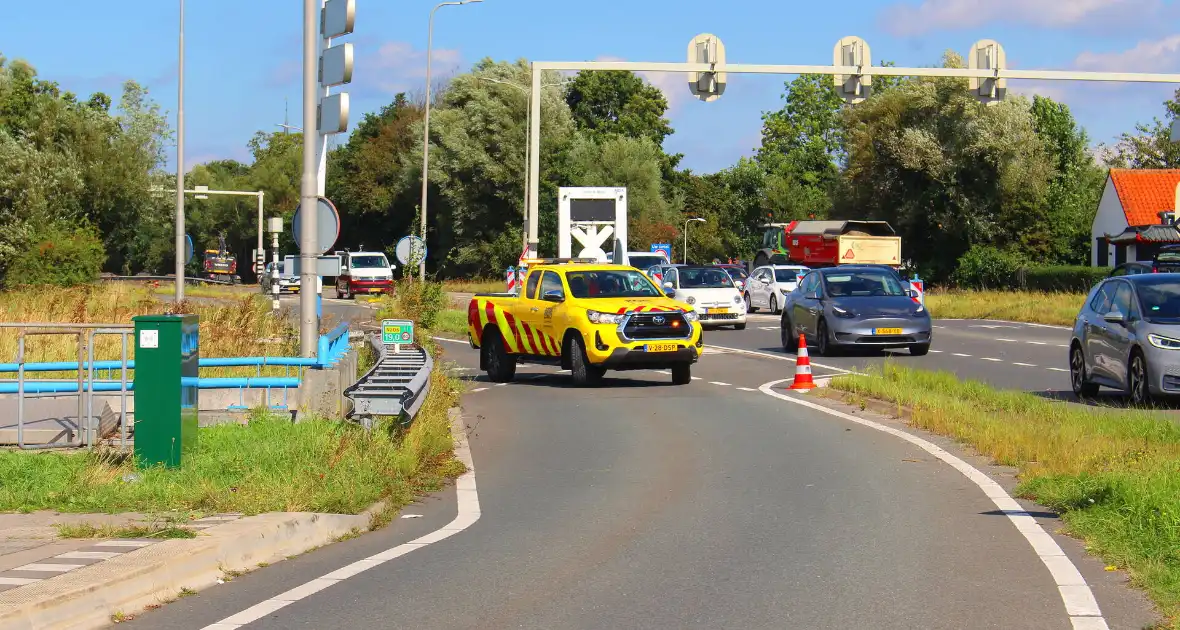 Twee voertuigen botsen op achterop elkaar, bushalte tijdelijk afgesloten - Foto 3