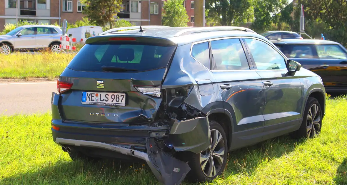 Twee voertuigen botsen op achterop elkaar - Foto 4