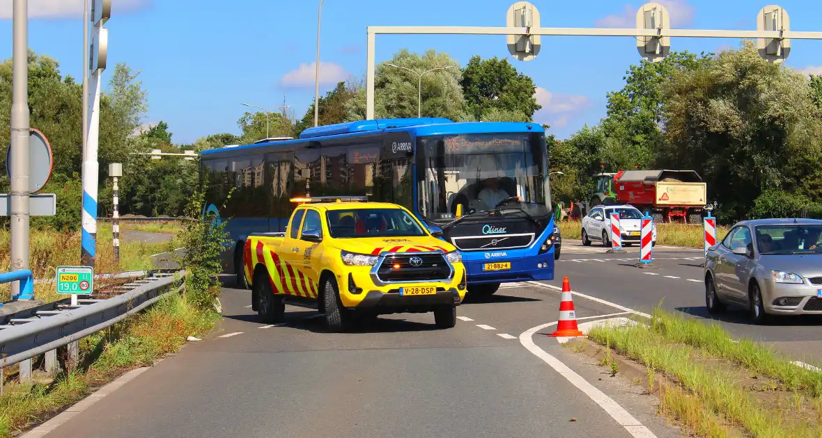 Twee voertuigen botsen op achterop elkaar, bushalte tijdelijk afgesloten - Foto 5