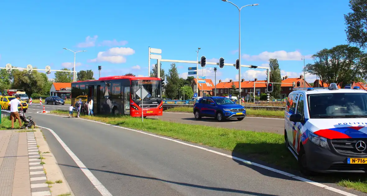 Twee voertuigen botsen op achterop elkaar, bushalte tijdelijk afgesloten - Foto 6