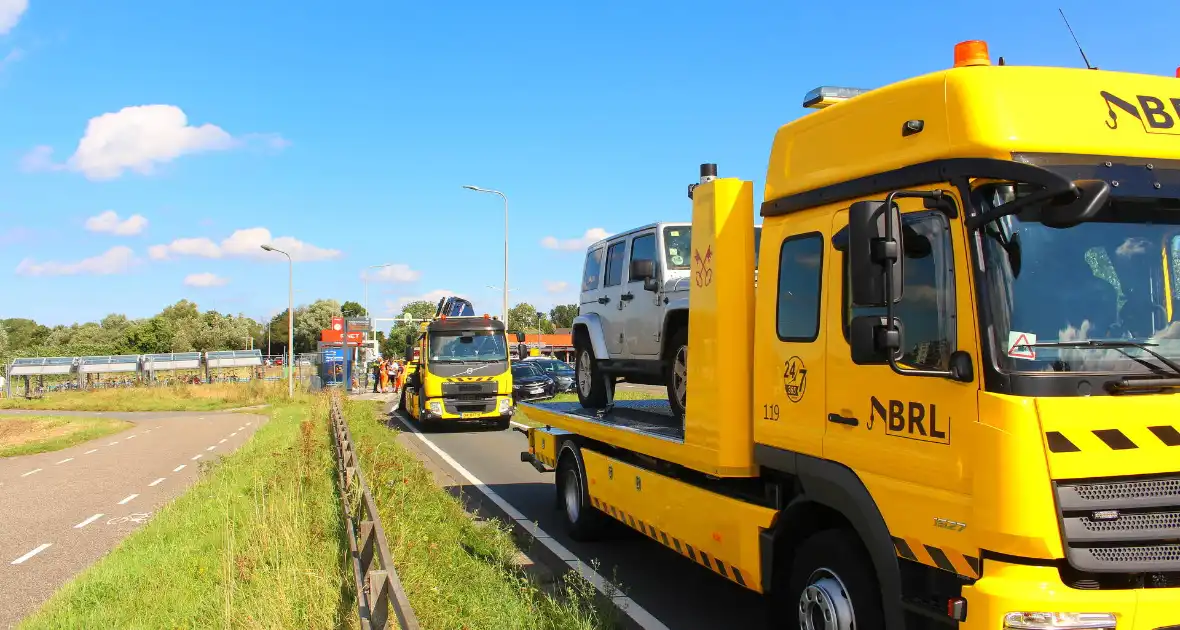 Twee voertuigen botsen op achterop elkaar - Foto 7