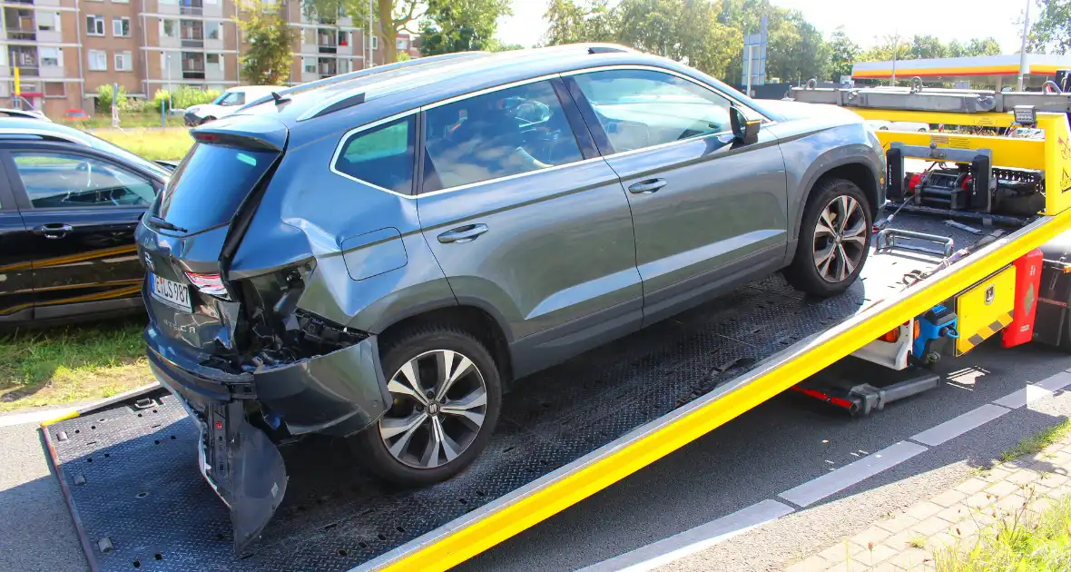 Twee voertuigen botsen op achterop elkaar, bushalte tijdelijk afgesloten - Foto 8