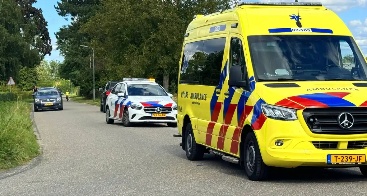 Fietser botst tegen zijkant van personenauto