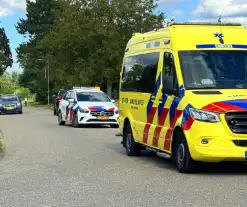 Fietser botst tegen zijkant van personenauto