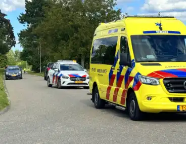 Fietser botst tegen zijkant van personenauto