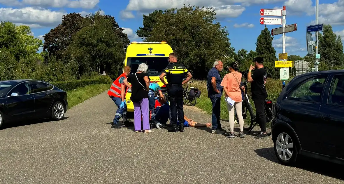 Fietser botst tegen zijkant van personenauto - Foto 2