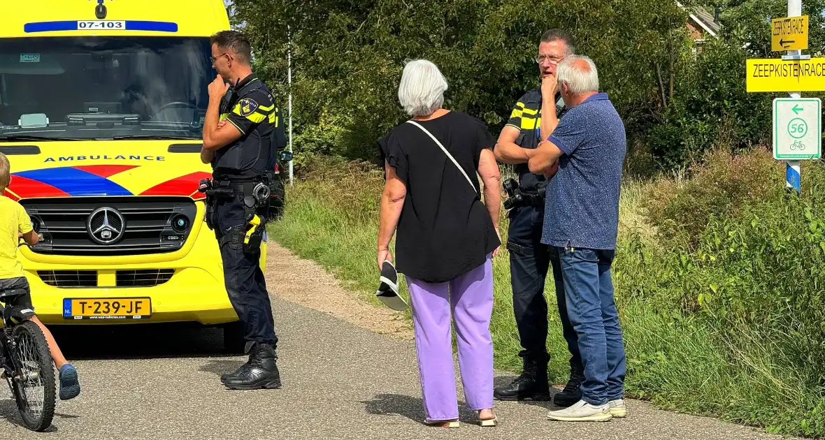 Fietser botst tegen zijkant van personenauto - Foto 3