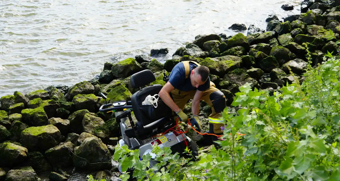 Man springt van scootmobiel net voor deze te water raakte