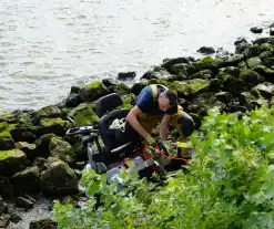 Man springt van scootmobiel net voor deze te water raakte