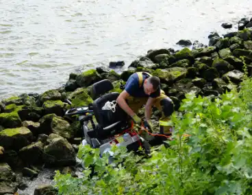 Man springt van scootmobiel net voor deze te water raakte