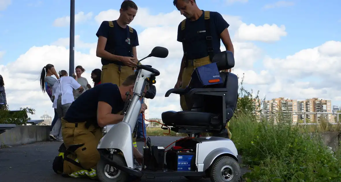 Man springt van scootmobiel net voor deze te water raakte - Foto 4