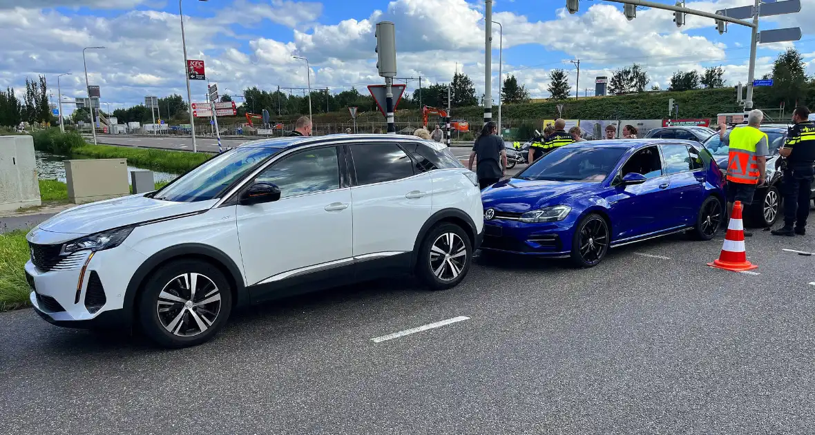 Vier voertuigen betrokken bij ketting botsing - Foto 4