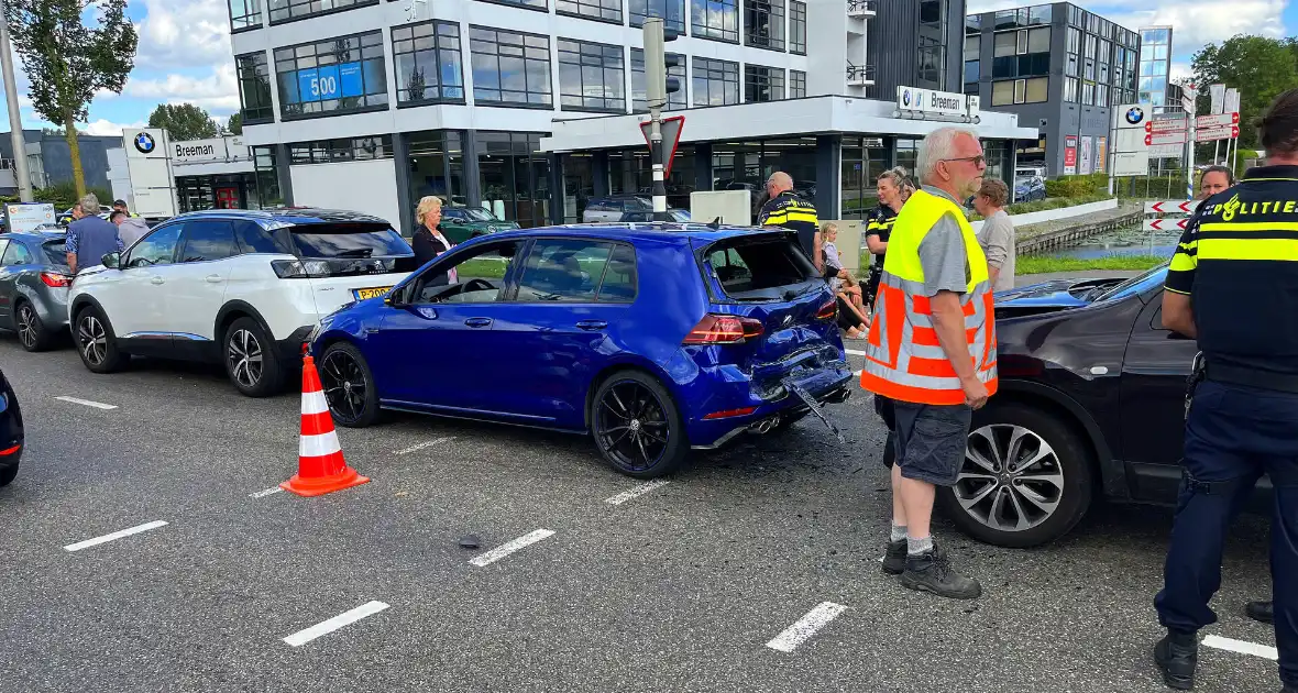 Vier voertuigen betrokken bij ketting botsing - Foto 5