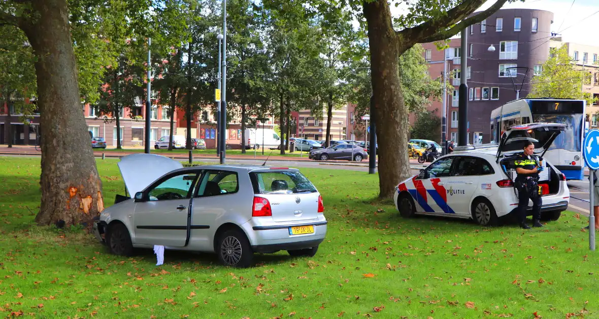 Bestuurder knalt met auto tegen boom