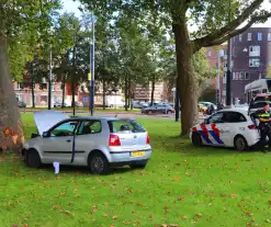 Bestuurder knalt met auto tegen boom