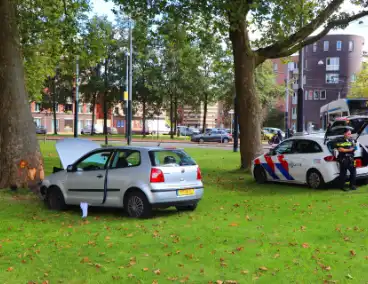 Bestuurder knalt met auto tegen boom