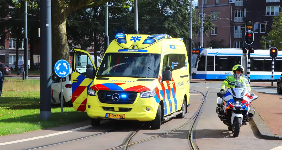 Bestuurder knalt met auto tegen boom - Foto 1