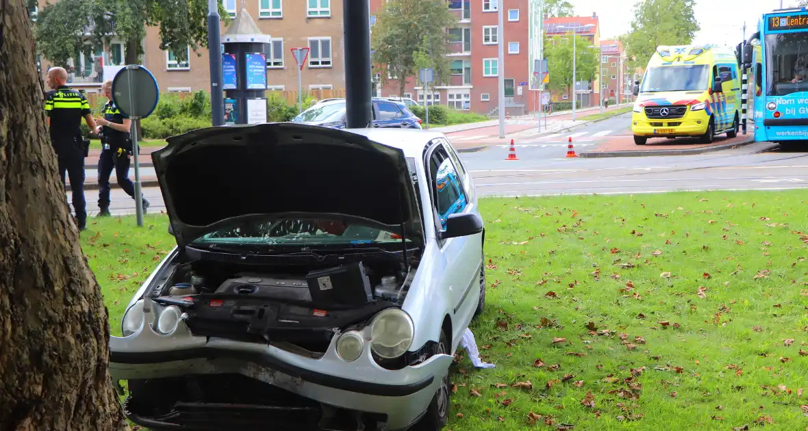 Bestuurder knalt met auto tegen boom - Foto 3